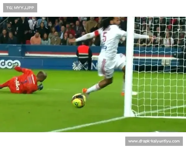 王霜赛前加练任意球 半小时内精准击中横梁20次展现超凡实力